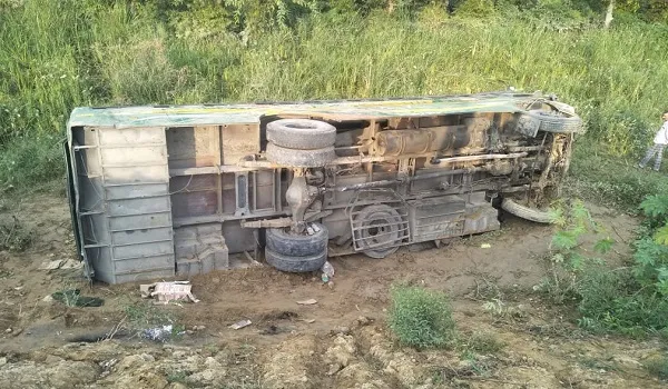 बिजनौर: टायर फटने से पलटी निजी बस, बच्चे की मौत