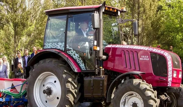 बेलारूस के नेता ने पुतिन को 70वें जन्मदिन पर भेंट किया अनोखा उपहार