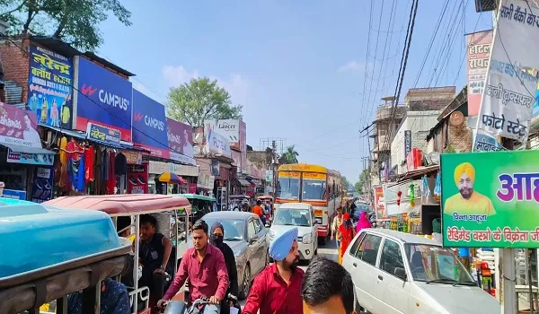 रामपुर : हाइवे पर दुकानदारों ने सड़क के दोनों ओर किया अतिक्रमण, जाम में फंस रहे राहगीर… पुलिस गायब