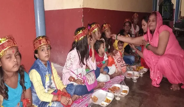 अमरोहा : नवरात्र के आठवें दिन महागौरी की हुई पूजा, कन्या पूजन कर लिया आशीर्वाद