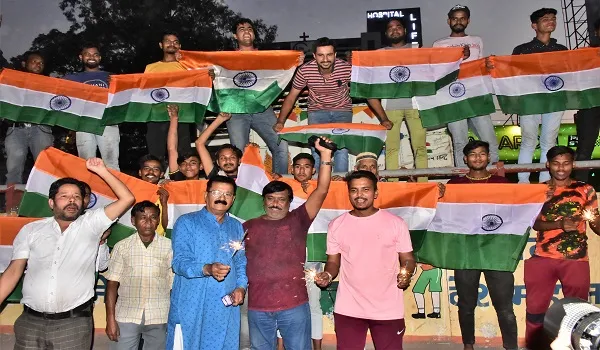 मुरादाबाद : दिवाली से पहले इंडिया की जीत पर झूमे क्रिकेट प्रेमी, मनाया जश्न