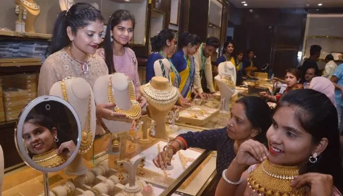 Dhanteras 2022: धनतेरस आज और कल, कानपुर में सज गया परंपरा का बाजार