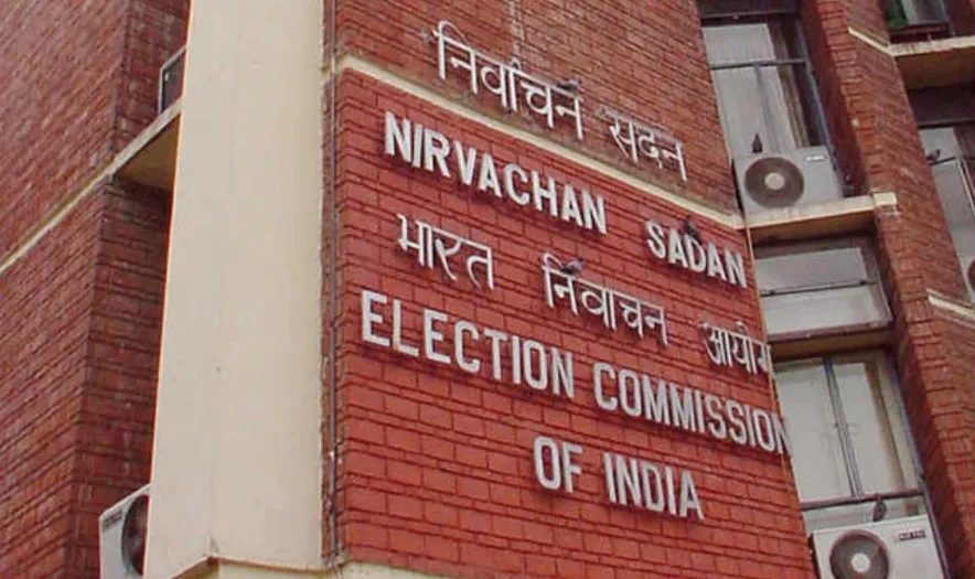 निवार्चन आयोग का कड़ा रूख, गुजरात पुलिस महनिदेशक से मांगा स्पष्टीकरण
