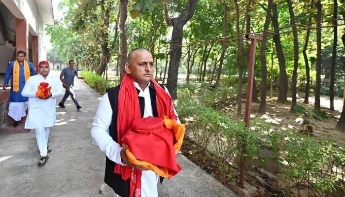 मुलायम सिंह की अस्थियां लेकर प्रयागराज के लिये रवाना हुए अखिलेश, संगम में करेंगे विसर्जित