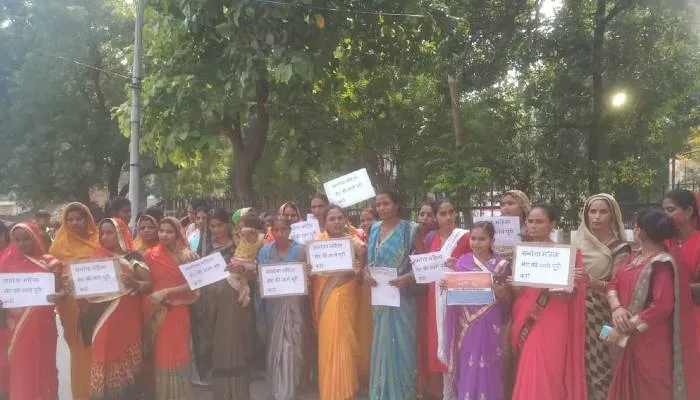 बहराइच: मनरेगा महिला मेट ने तीन सूत्रीय मांगों को लेकर किया प्रदर्शन