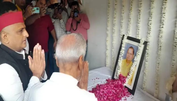 बाराबंकी: भाई के निधन पर सांत्वना देने अरविंद सिंह गोप के घर पहुंचे अखिलेश यादव