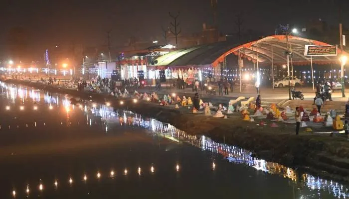 Chhath Pooja 2022: आज अस्ताचलगामी सूर्य को अर्घ्य देंगी सुहागिन महिलाएं, दुल्हन की तरह सजाए गए छठ पूजा घाट