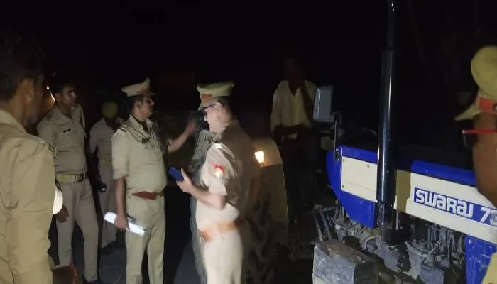 हरदोई: ट्रैक्टर-ट्रॉली पर सवारियों को लेकर पुलिस ने शुरू की चेकिंग