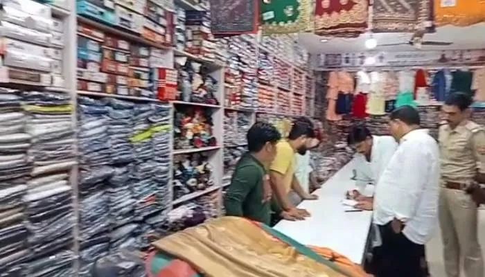 रायबरेली: दुकान का ताला काटकर चोरों ने पार किया साढ़े तीन लाख का माल