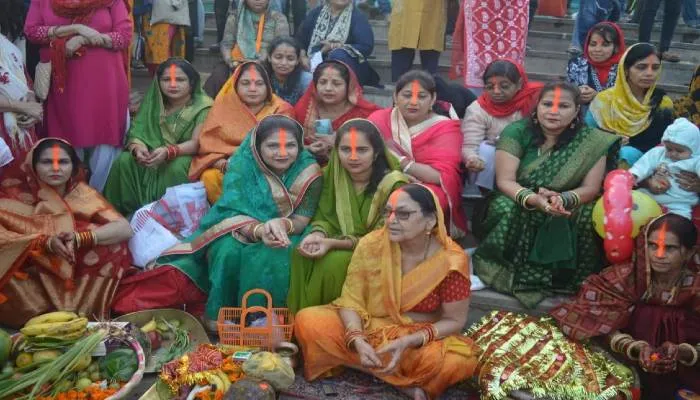 अयोध्या: उगते सूर्य को अर्घ्य देने के साथ ही छठ महापर्व का हुआ समापन