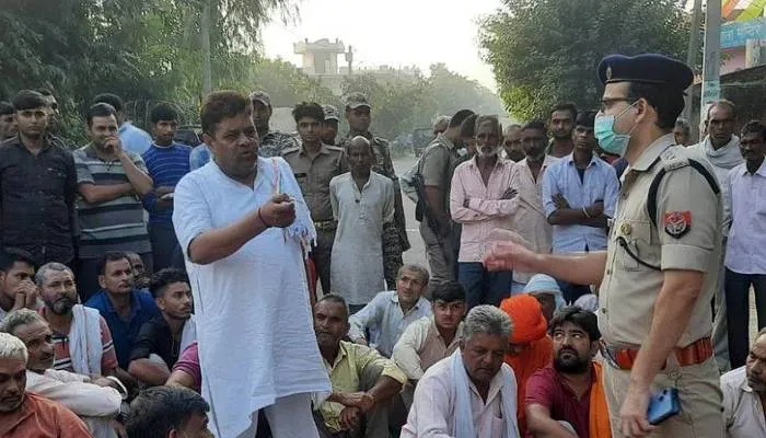 मेरठ: दीपक का सिर रखकर परिजनों ने लगाया जाम, काम नहीं आया पुलिस का आश्वासन
