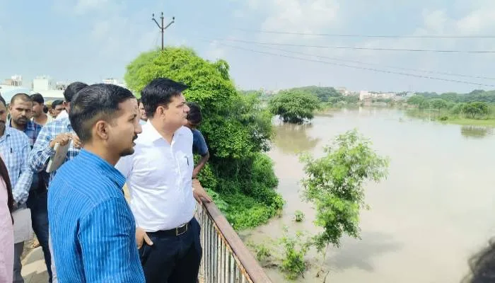 कानपुर: अमृत विचार की खबर का असर, पांडु नदी के पानी में फंसे लोग किए जाएंगे शिफ्ट, डीएम ने किया निरीक्षण