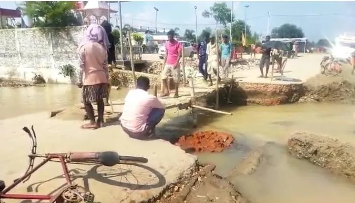 बहराइच: लकड़ी के पुल से जाने के लिए हो रही वसूली, इलाके के लोगों में नाराजगी