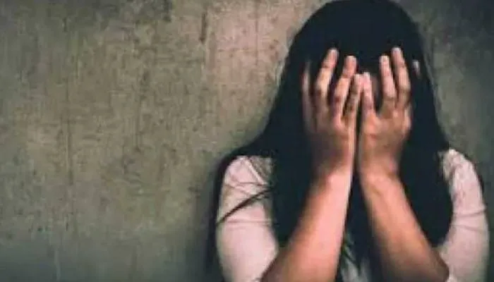 बलिया: सड़क पर बेहोशी की हालत में बरामद हुई किशोरी, गांव के ही लड़के पर शक