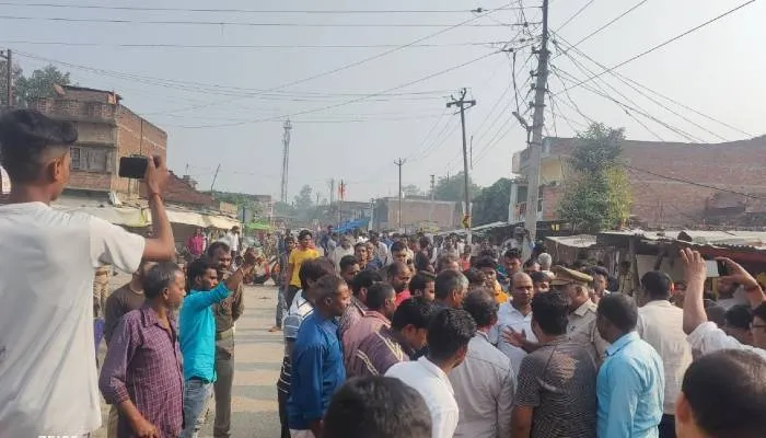 सुल्तानपुर: उधारी न देने पर दबंगों ने दुकानदार को पीटा, आक्रोशित दुकानदारों ने सड़क किया जाम