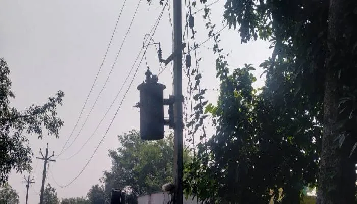 बहराइच: 20 दिन से अंधेरे में डूबी ढाई हजार की आबादी, शिकायत के बाद भी नहीं बदला गया ट्रांसफार्मर