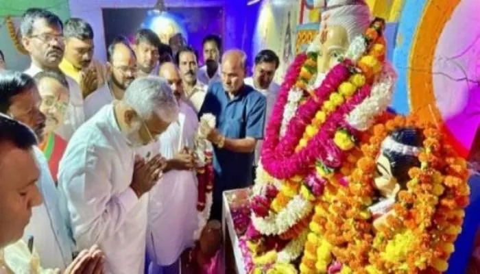 प्रयागराज: महर्षि वाल्मीकि की मूर्ति पर स्वतंत्रदेव सिंह ने नवाया शीश