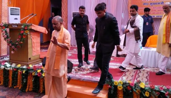 सीएम योगी के महाराजगंज के बाढ़ प्रभावित क्षेत्रों का किया हवाई सर्वेक्षण, बाढ़ पीड़ितों से की मुलाकात