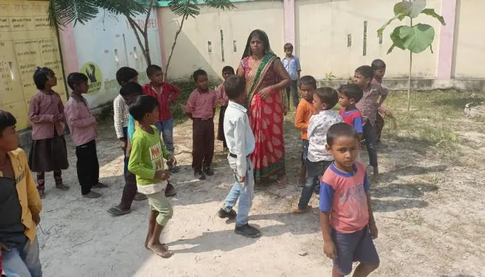 बाराबंकी: रसोइयां के भरोसे चल रहा प्राथमिक विद्यालय