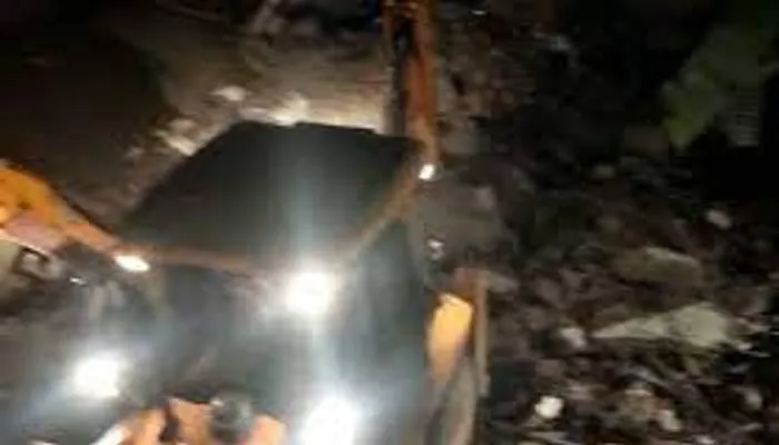 अलीगढ़: तीन मंजिला जर्जर इमारत जमींदोज, भवन स्वामी की मौत, तीन घायल