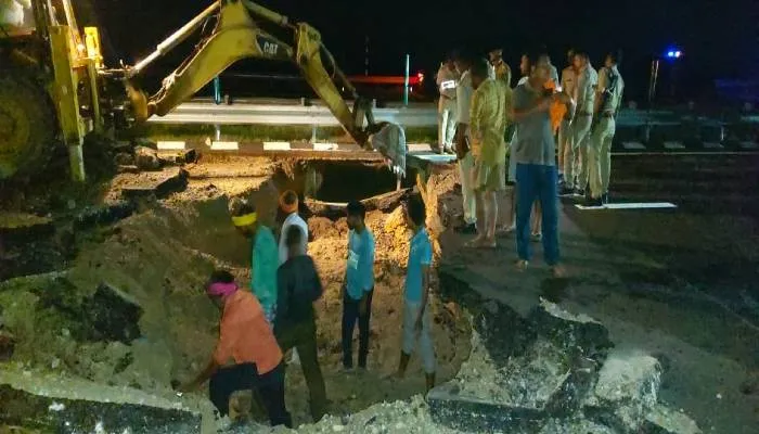 सुल्तानपुर: पूर्वांचल एक्सप्रेस वे पर हुआ 15 फीट का गड्ढा, घूस गई कार
