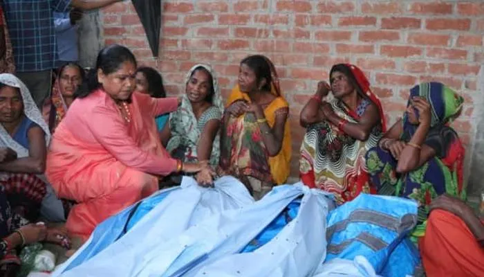 कानपुर: ट्रैक्टर-ट्रॉली हादसे मारे गए लोगों के परिजनों से मिलकर साध्वी निरंजन ने बंधाया ढांढस