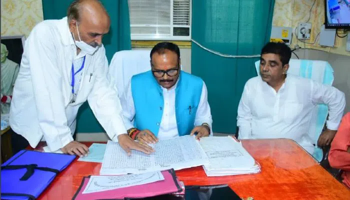 डिप्टी सीएम ब्रजेश पाठक को लोहिया अस्पताल में मिली खामियां, सीएमएस को फटकारा