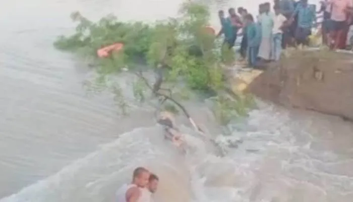 आजमगढ़ में रिंग बांध टूटने से मचा हाहाकार, कई गांवों में घुसा पानी, फसल जलमग्न