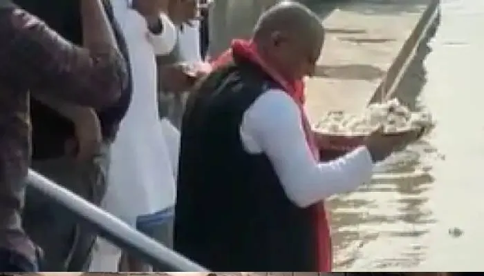मुलायम सिंह यादव की अस्थियां गंगा में विसर्जित, बेटे अखिलेश ने किया विसर्जन