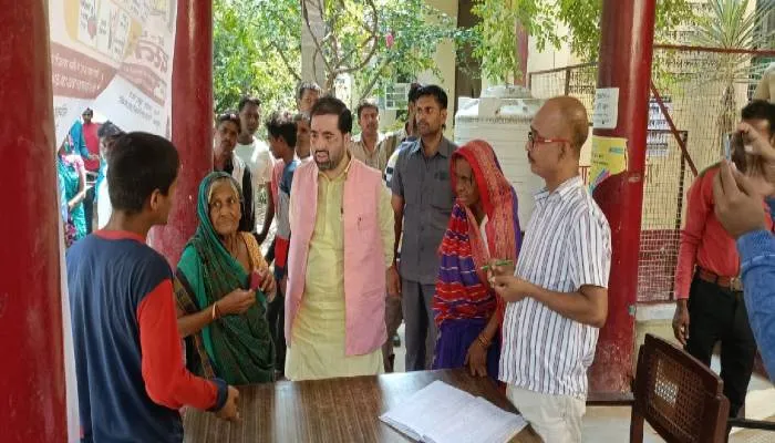 बाराबंकी: मथुरा नगर सीएचसी का राज्यमंत्री ने किया औचक निरीक्षण, कमियां मिलने पर लगाई फटकार
