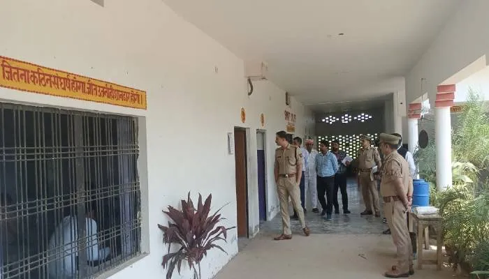 बाराबंकी: शांतिपूर्ण संपन्न हुई पीईटी की पहली पाली की परीक्षा, डीएम एसपी ने लिया परीक्षा केंद्रों का जायजा