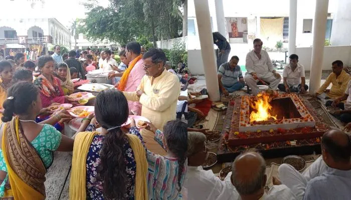 हरदोई: नवरात्रि के अंतिम दिन राम जानकी मंदिर में हुआ भंडारा व हवन-पूजन