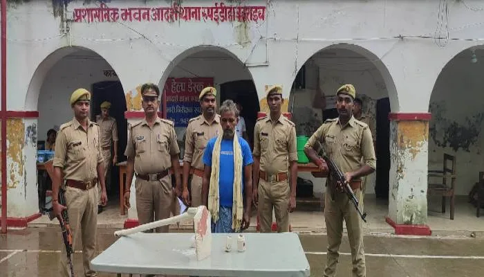 बहराइच: पिता को बैंक जाने से मना कर रहा था बेटा, नहीं माना तो फावड़ें से वार कर उतारा मौत के घाट