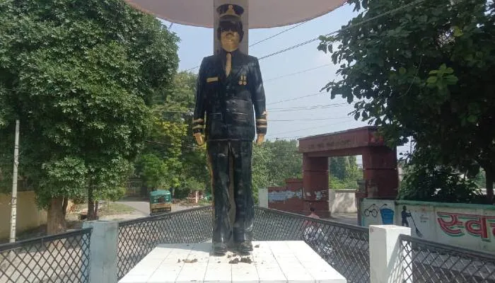 फर्रुखाबाद: अराजकतत्वों ने शहीद की प्रतिमा को गोबर से पोता