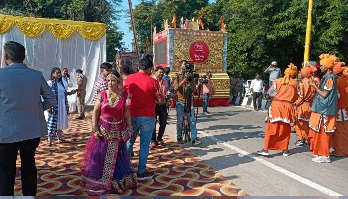 अयोध्या: शोभायात्रा से हुआ दीपोत्सव का आगाज, प्रस्तुतियां दे रहे कलाकार