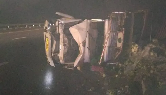 इटावा: आगरा एक्सप्रेसवे पर सब्जी लेकर जा रहा लोडर पलटा, दो लोग घायल