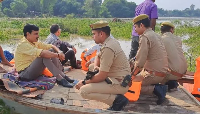 हरदोई: डीएम ने नाव पर बैठकर बाढ़ का लिया जायजा, बांटी राहत सामग्री