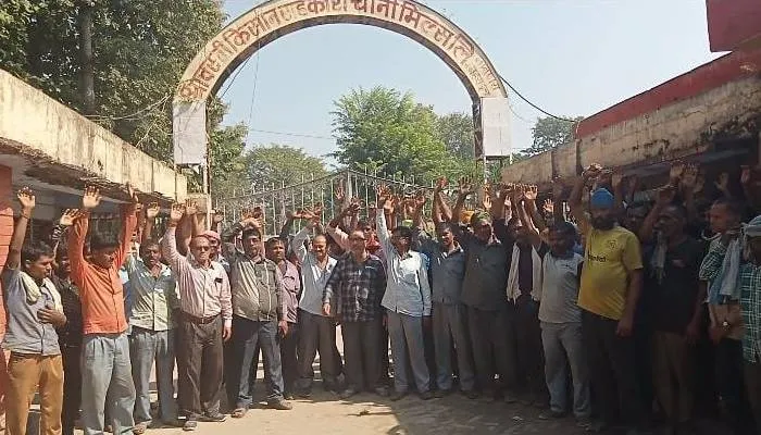 बहराइच: अवकाश को लेकर चीनी मिल कर्मियों का प्रदर्शन, जीएम पर लगाया यह आरोप