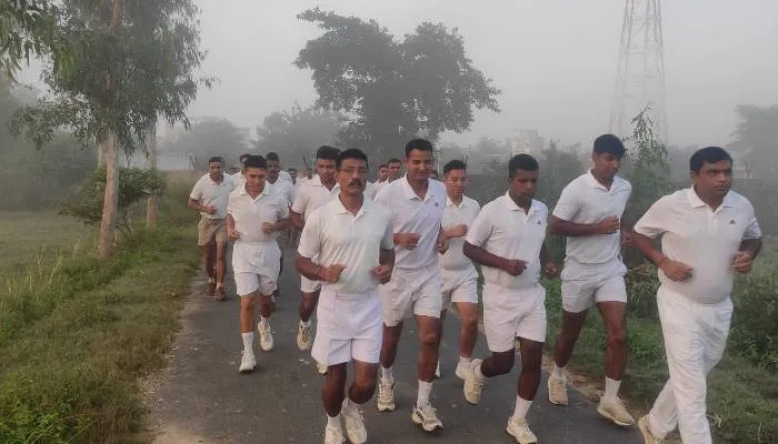 बहराइच: फिट रहने के लिये जवानों ने लगाई दौड़, बोले- आधुनिकता के दौड़ में पैदल मार्च से तौबा के कर रहे लोग