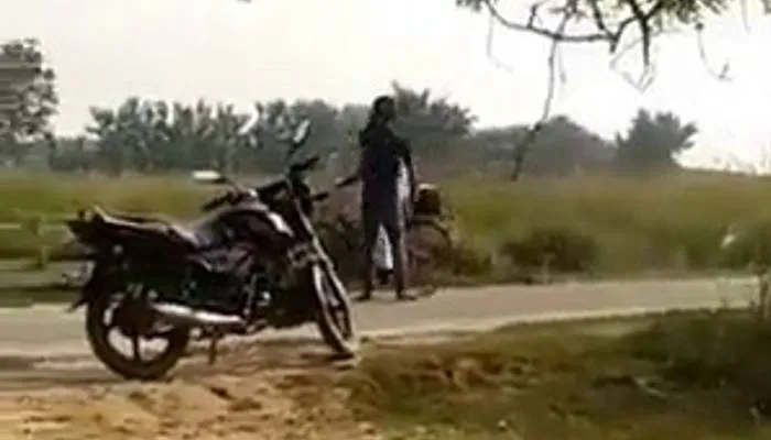 अयोध्या: छात्रा को युवक ने सरेराह मारे थप्पड़, वीडियो वायरल होने पर जागी पुलिस, दो गिरफ्तार, मुख्य आरोपी फरार
