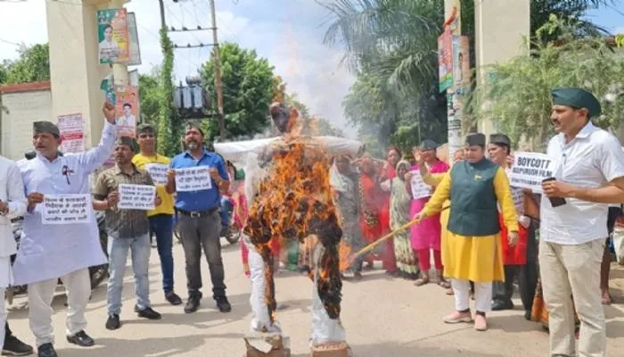 फिल्म आदिपुरुष के खिलाफ काशी में प्रदर्शन, बजरंगबली के अपमान पर भड़की भारतीय अवाम पार्टी
