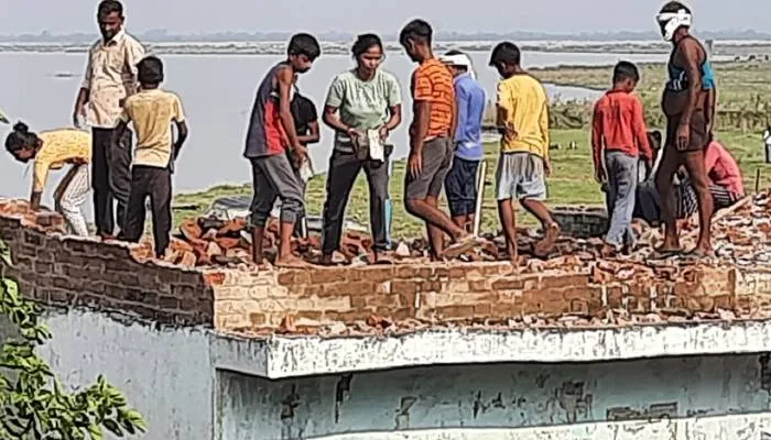 फर्रुखाबाद में बाढ़ बनी आफत: कोई तोड़ रहा मकान, कोई काट रहा धान