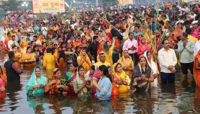 छठ पूजा पर लखनऊ के गोमती घाट पर बढ़ी रौनक, डूबते सूरज को व्रती महिलाएं दे रहीं हैं अर्घ्य