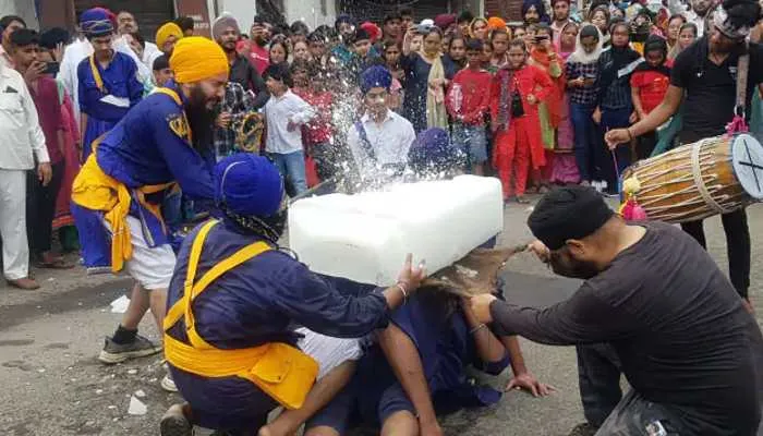 लखनऊ: नगर कीर्तन में पंज प्यारों ने दिखाए हैरतअंगेज करतब, उमड़ी भारी भीड़