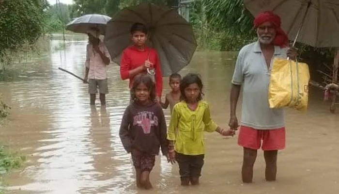 अयोध्या: फिर उफनाई सरयू, बाढ़ से घिरे पूराबाजार के 15 गांव, राहत और बचाव के नहीं कोई इंतजाम
