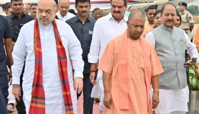 वाराणसी: गृहमंत्री अमित शाह का बाबतपुर एयरपोर्ट पर सीएम योगी ने किया स्वागत