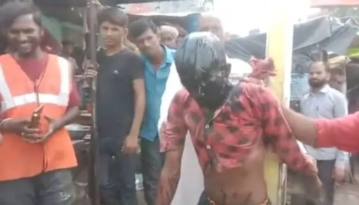 बहराइच: चोरी के आरोप में युवक को दी तालिबानी सजा, पहले चौराहे पर घुमाया …फिर चेहरे पर कालिख पोत सिर मुड़ाया