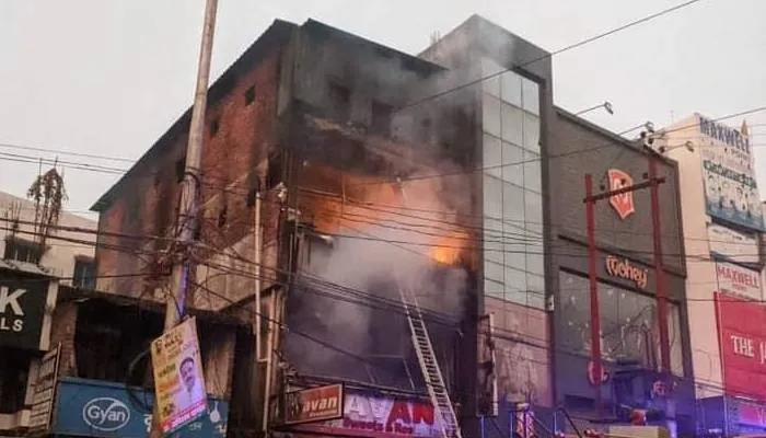 रायबरेली: रेस्टोरेंट में लगी भीषण आग, पांच लोगों को सुरक्षित निकाला गया