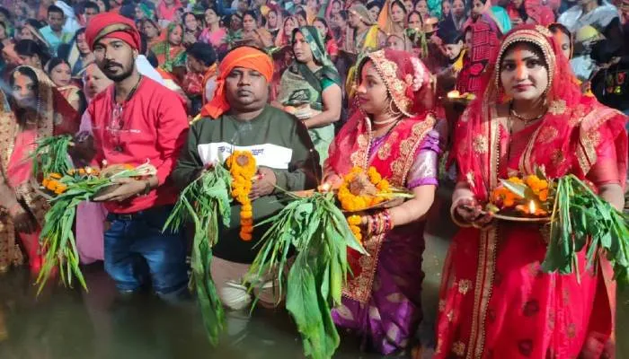 बहराइच: उगते सूर्य को अर्घ्य देकर महिलाओं ने तोड़ा व्रत, धूमधाम से मनाया गया छठ पर्व