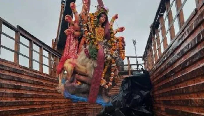लखनऊ: ‘अगले बरस तू जल्दी आना मां…’ की पुकार के साथ राजधानी में की गई माता की विदाई